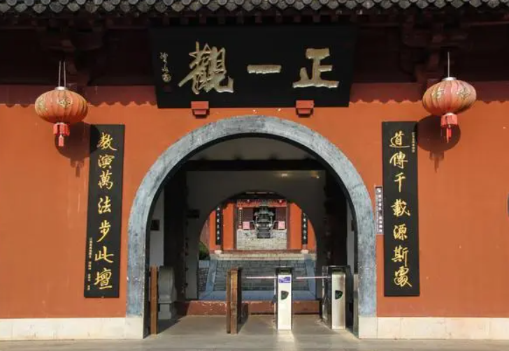 1969年，最后一任张天师撒手人寰后继无人，接班乱象频出