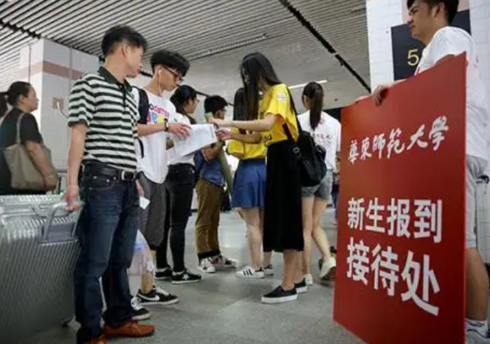 师范大学女生为留学生庆生，“特殊时期”引人质疑，校方回应来了