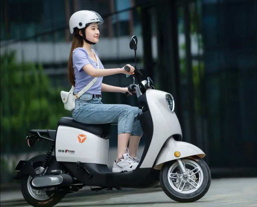 雅迪,爱玛2款新电动车,不要驾照,价格一千多,能跑60~100公里