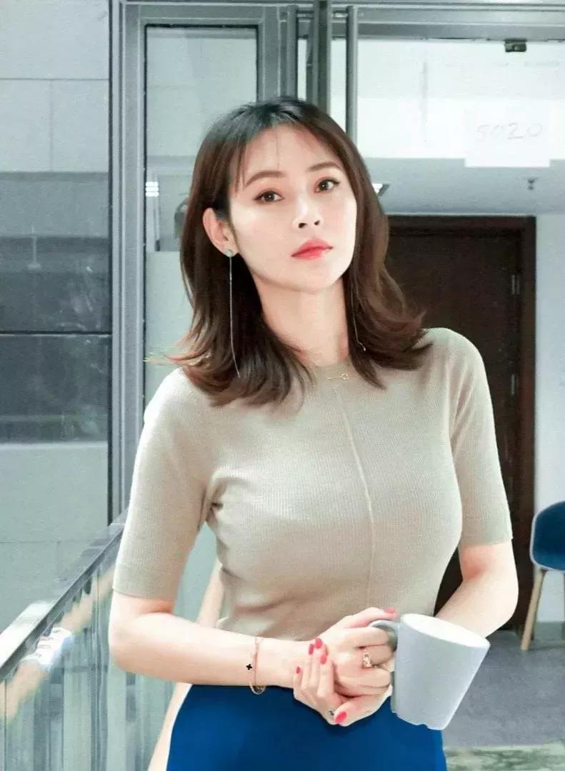 凹凸有致才耐看,这8位中年女星,肉都长对了地方,身材太顶了