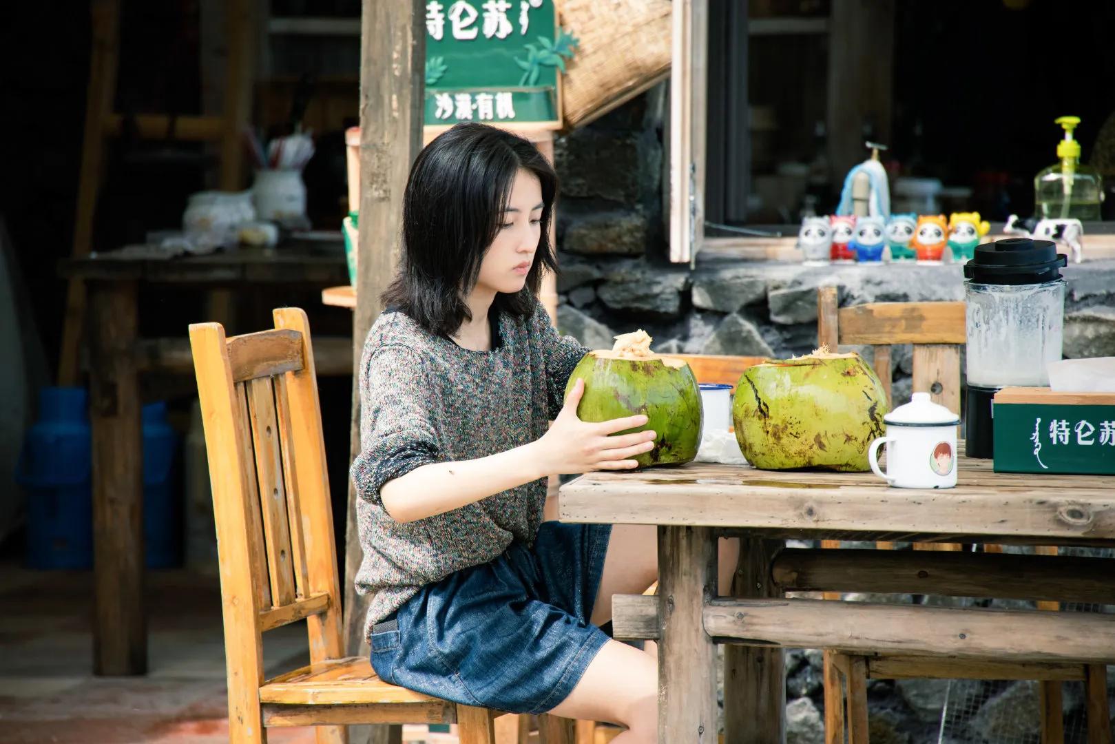 张子枫近期综艺穿搭