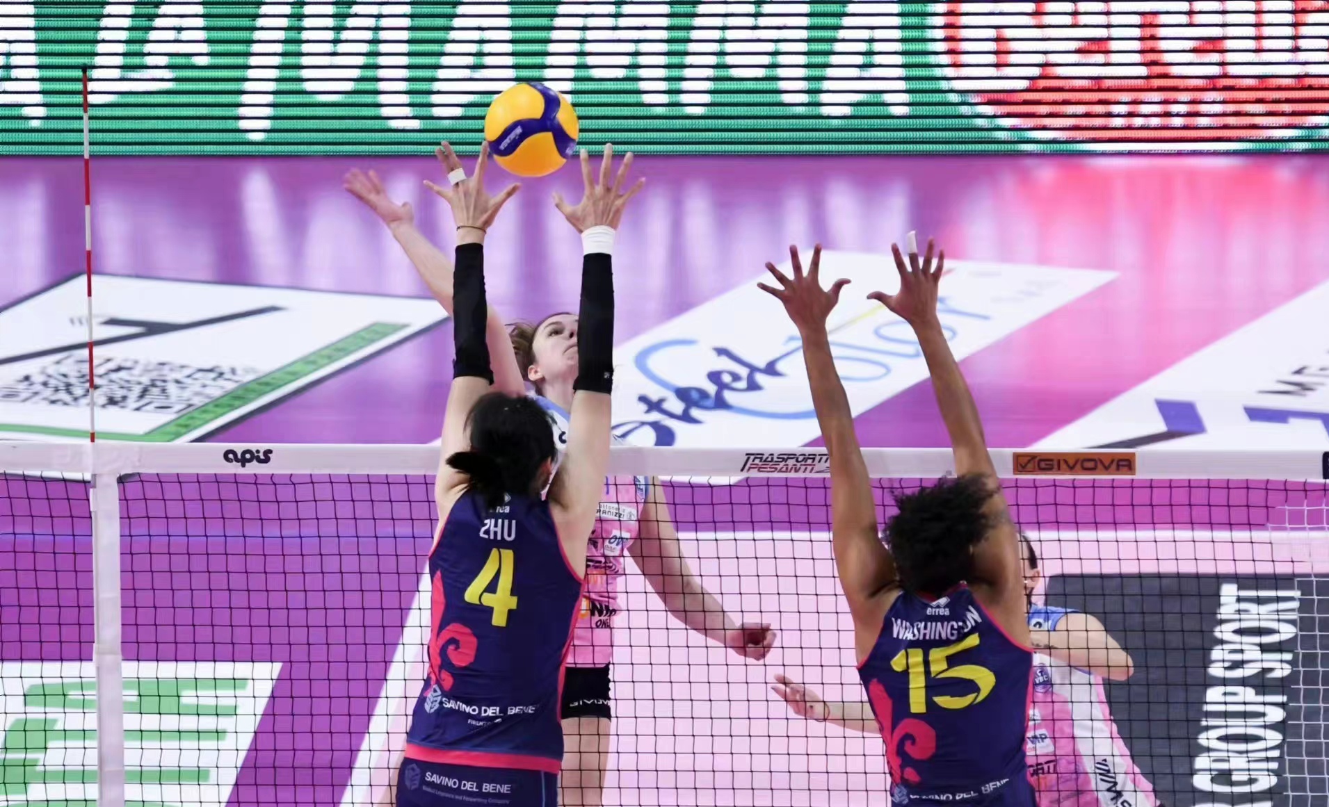 女排朱婷最近的新消息（朱婷全场12分状态下滑？看过比赛才明白原委，斯坎迪奇离不开她！）