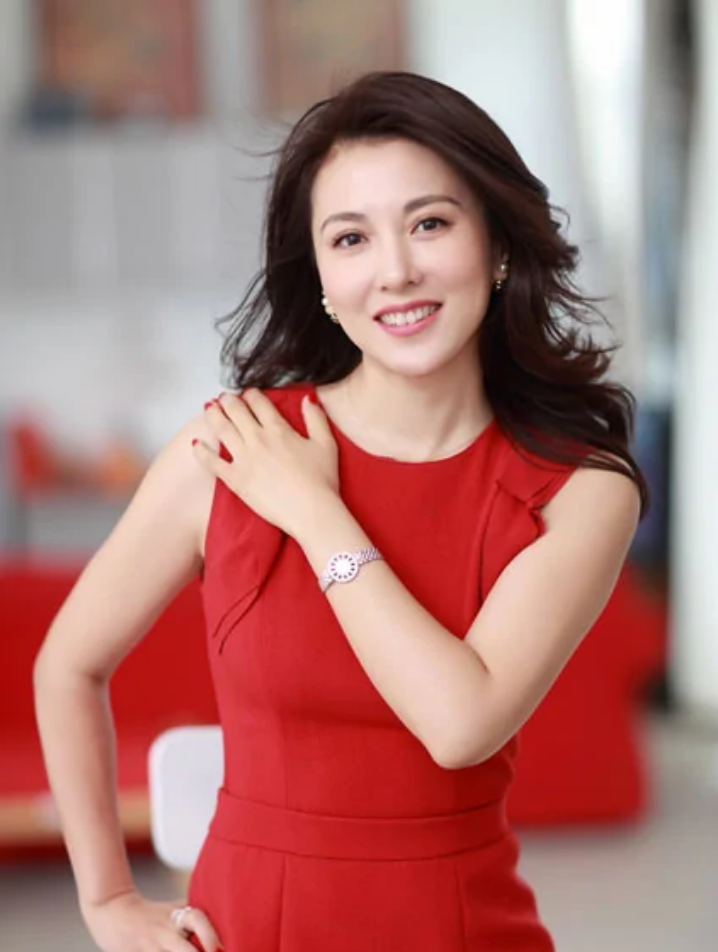 梦桐：曾因没钱买服装遭嘲讽，在央视工作25年，如今46岁活成这样