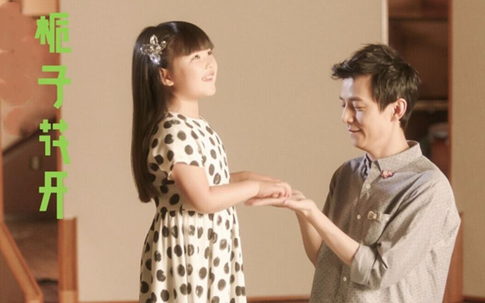 李湘带女儿与何炅聚会,49岁何炅好抗老,和13岁王诗龄同框像兄妹