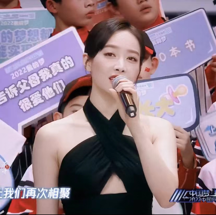 网络视听盛典最惊艳女星：张小斐颈，金晨飒爽，热巴雍容华美