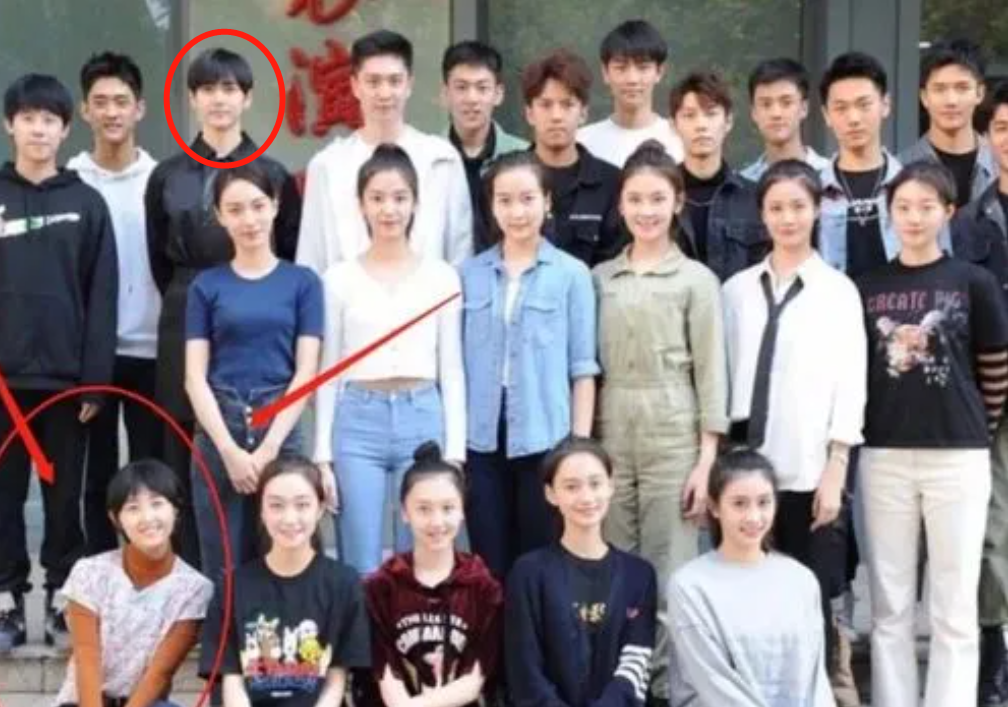 焉栩嘉新女友疑似张子枫！两人穿情侣装被拍，去年10月已被曝恋爱