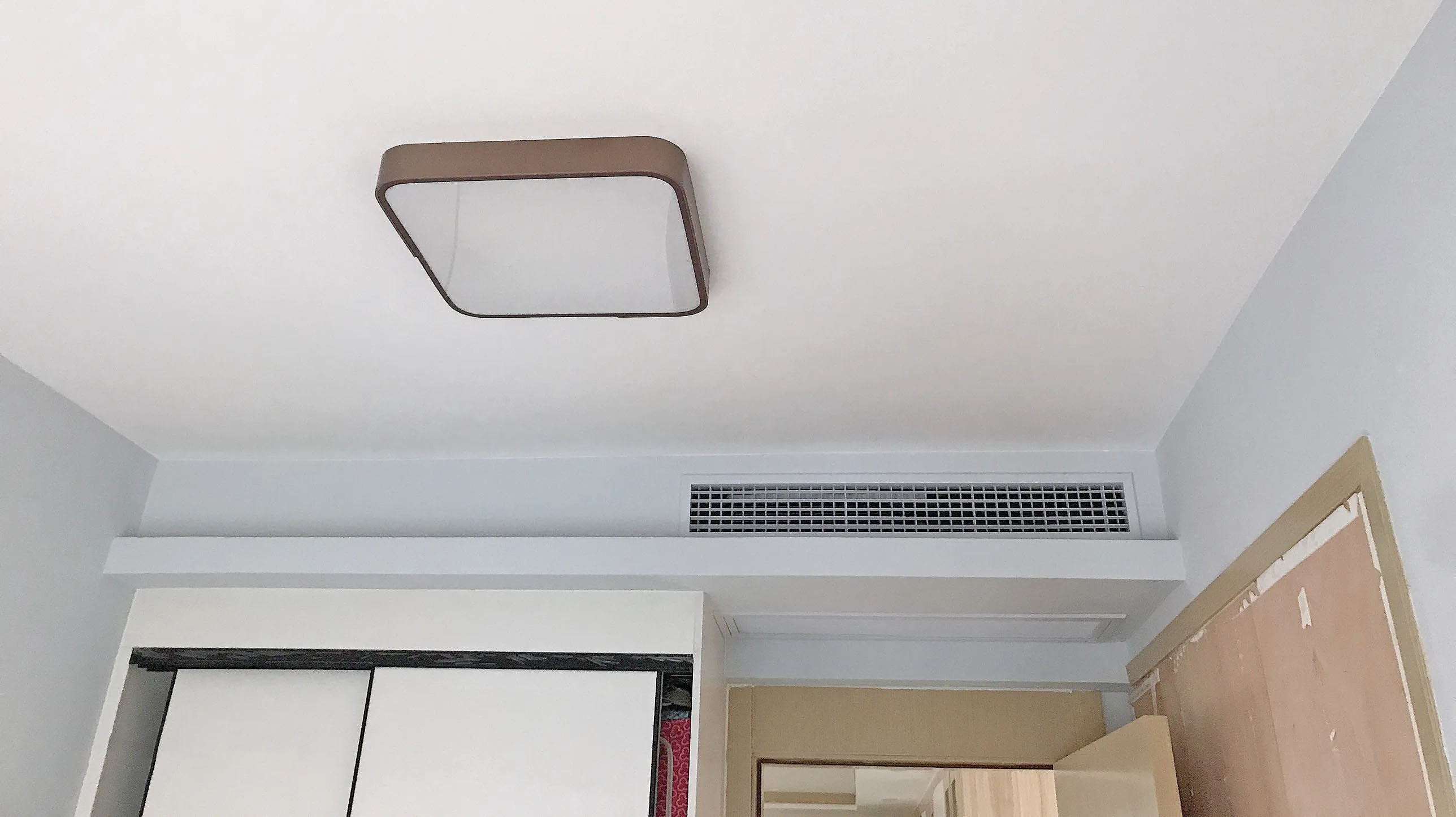 也就是客厅装分体机,卧室装风管机