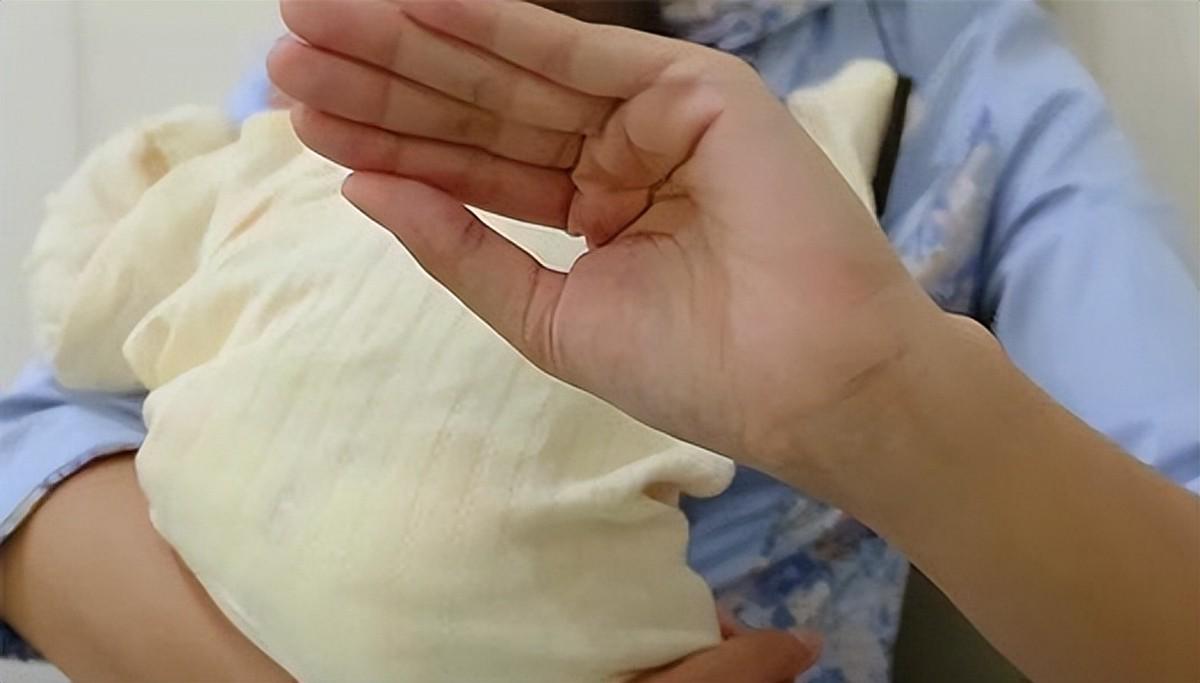 给宝宝拍嗝有讲究,3个姿势,2个细节掌握好能缓解宝宝溢奶情况