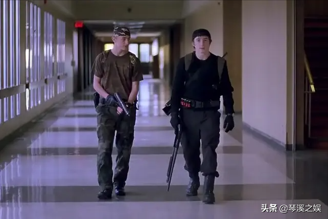 通过聚焦美国校园枪击案事件，探究校园暴力背后的成因