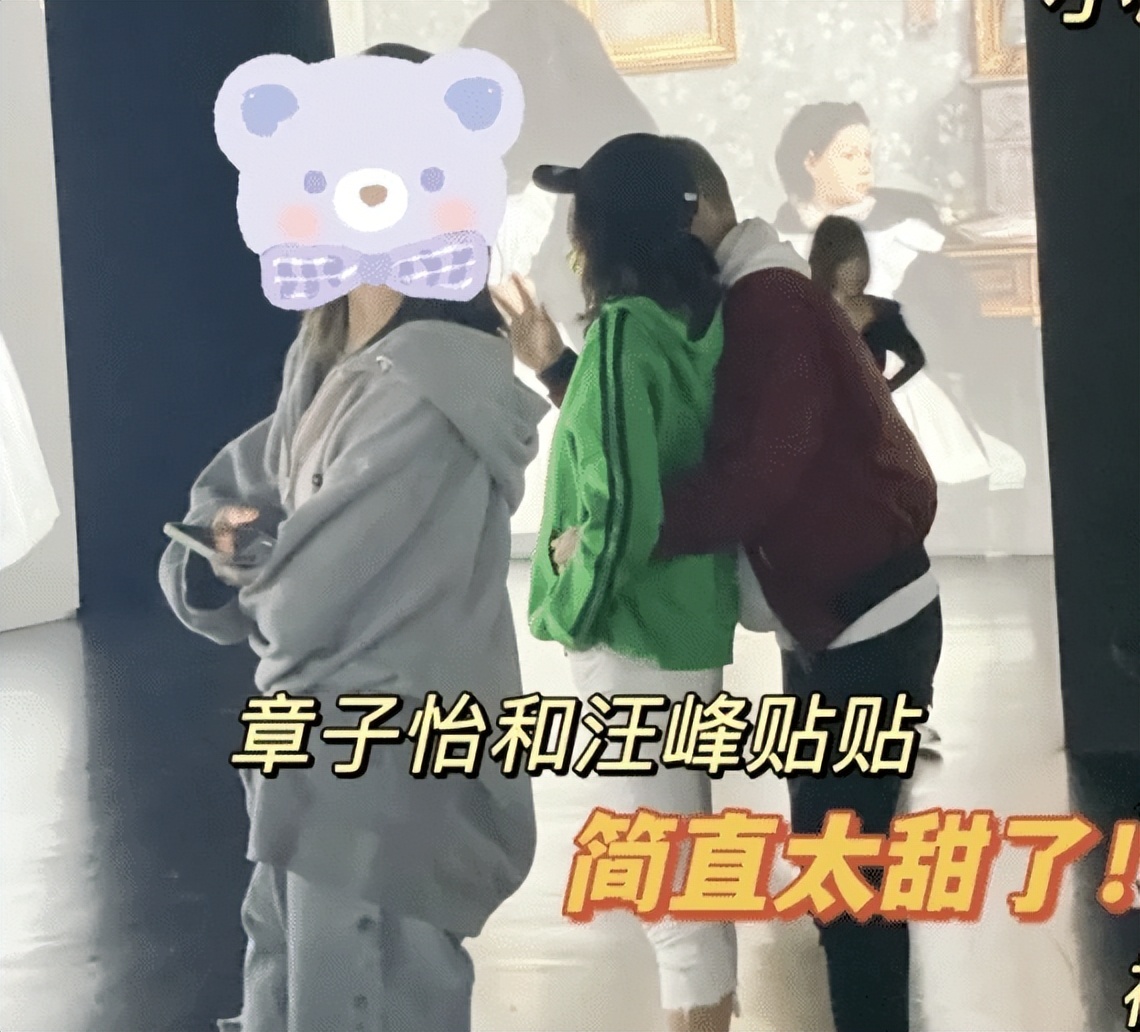 章子怡带儿女出游，与醒宝坐海盗船，弟弟神似姐姐，两位保姆同行