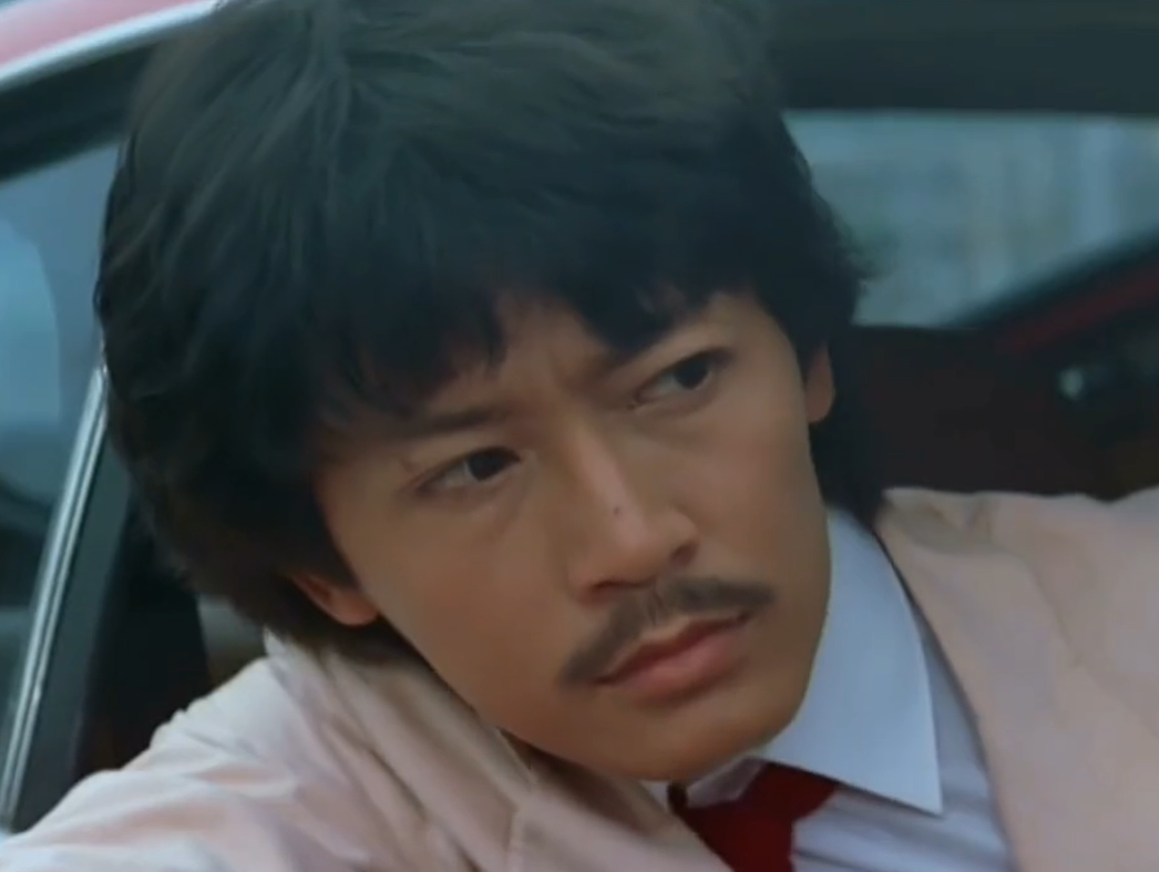 “港片奇才”陈勋奇开跑车，胸前戴超大吊坠，因患癌颈部皮肤松弛