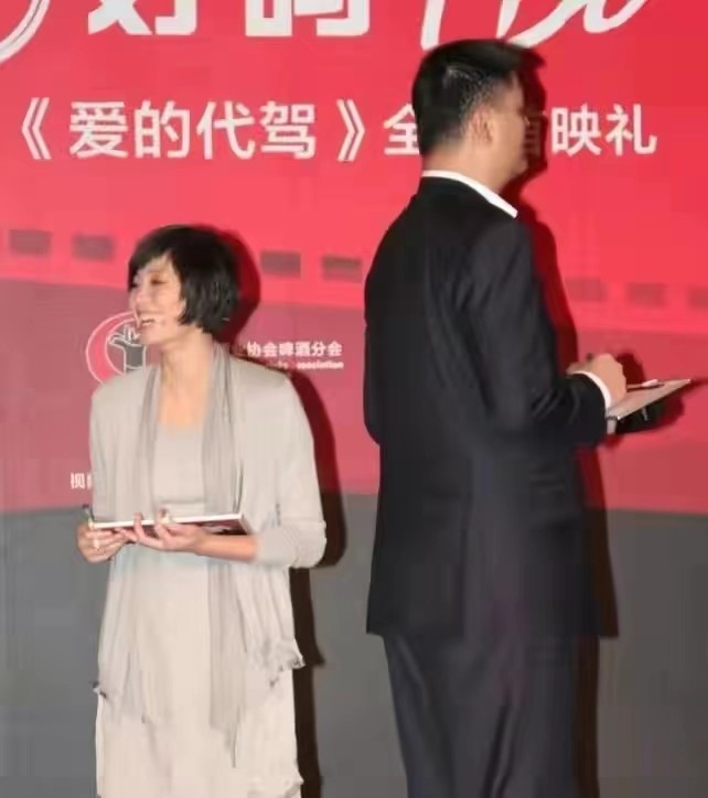 姚明夫妇罕见合体，素色连衣裙风格简约，但和西装搭配未免太普通