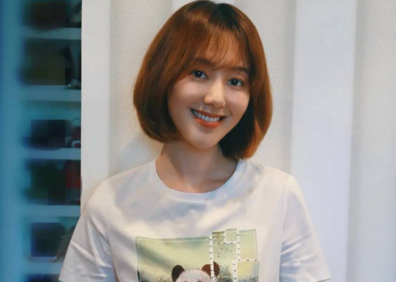 央视主持人王冠:与曹可凡传绯闻,被母亲催婚,38岁未婚也幸福