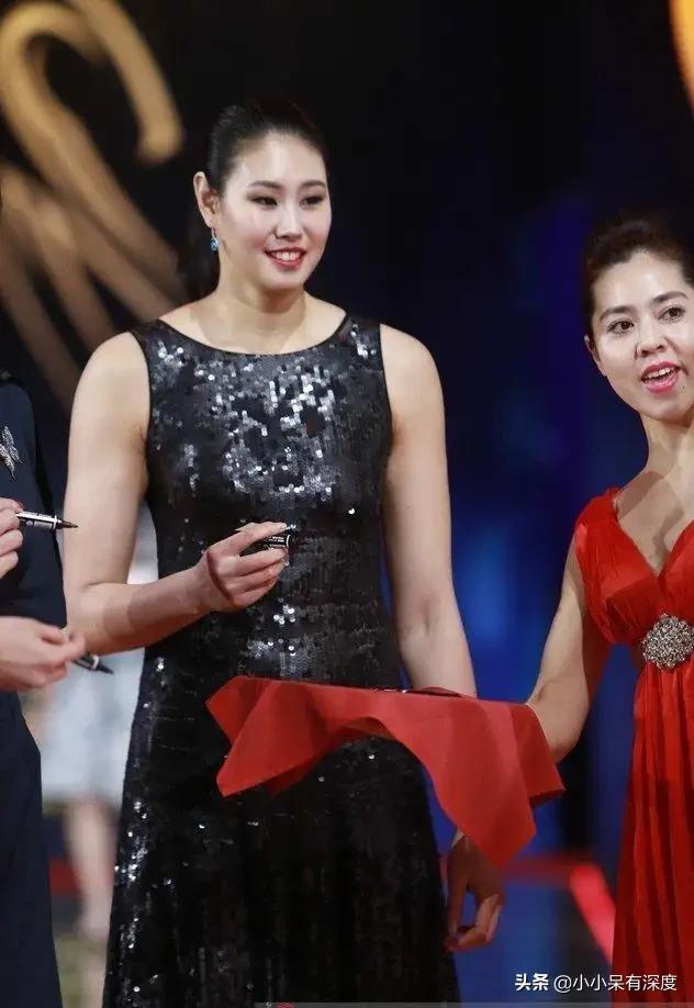 颜妮美国女排世界杯(颜妮退役了,但依旧有很多球迷在想念她,她是郎平