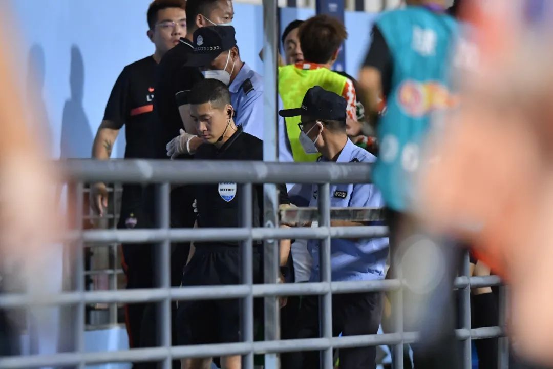 需控制场内人员情绪反应（足协开59万罚单有据可依！需反思的，不止被罚人员）