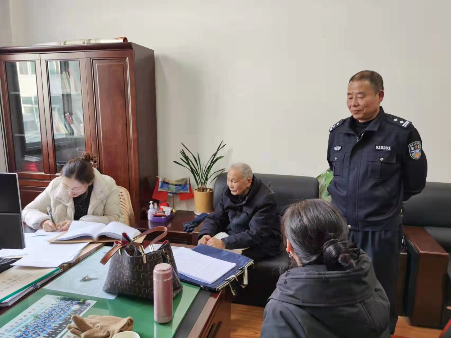 镇巴县人民检察院秉持“执法为民”理念把责任放在心中、扛在肩上