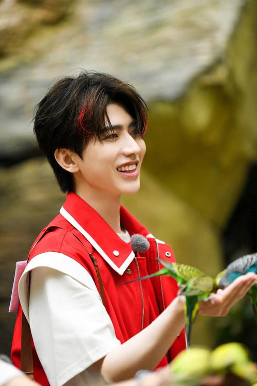 坤坤一夜风流的背后:女生信息被扒出,"助攻"竟是蔡徐坤母亲?