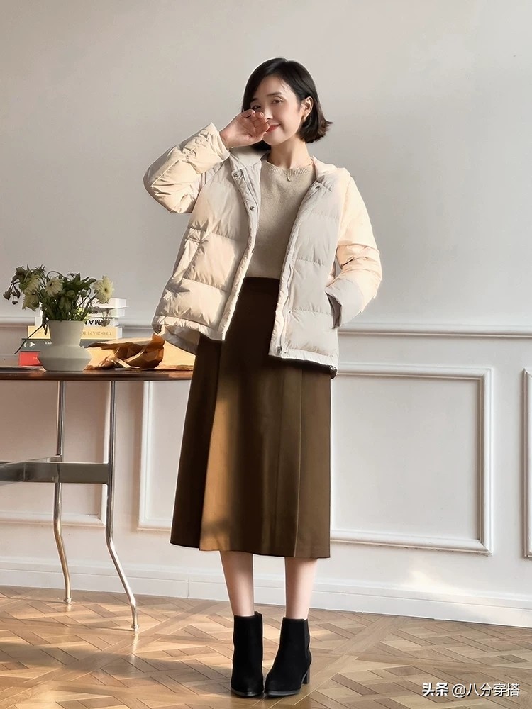 冬天的羽绒服没有时尚感吗？看看这些穿法，简洁大方。