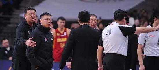 遭NBA罚款39万(拍手叫好！停赛4场罚款2万，姚明重拳出击，为何不处罚39号裁判？)