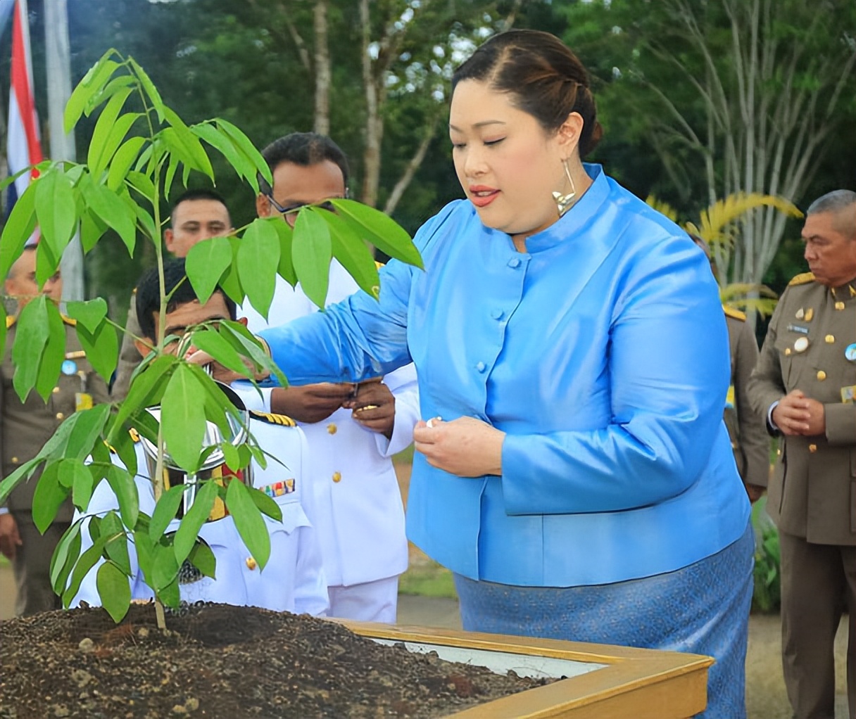 泰国王室:诗尼娜贵妃真是英武,几位公主喜欢养狗,还救助流浪狗-热门