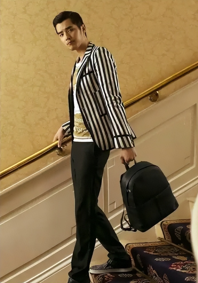 明明有1米8的大高个，但看起来很“矮”的12位男星，个个让人意外