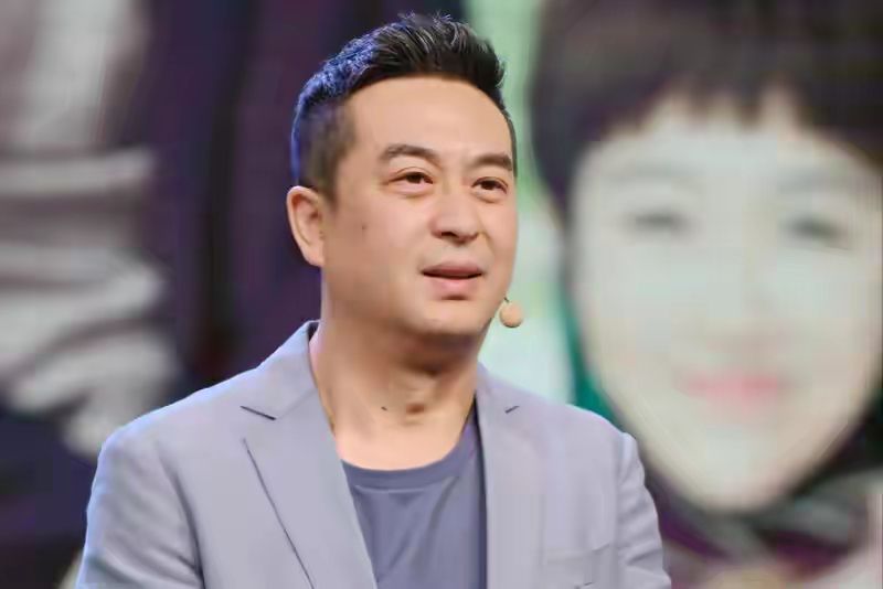 男人到了中年，尽量避开这3种发型，痞气又油腻，长得再帅也白搭