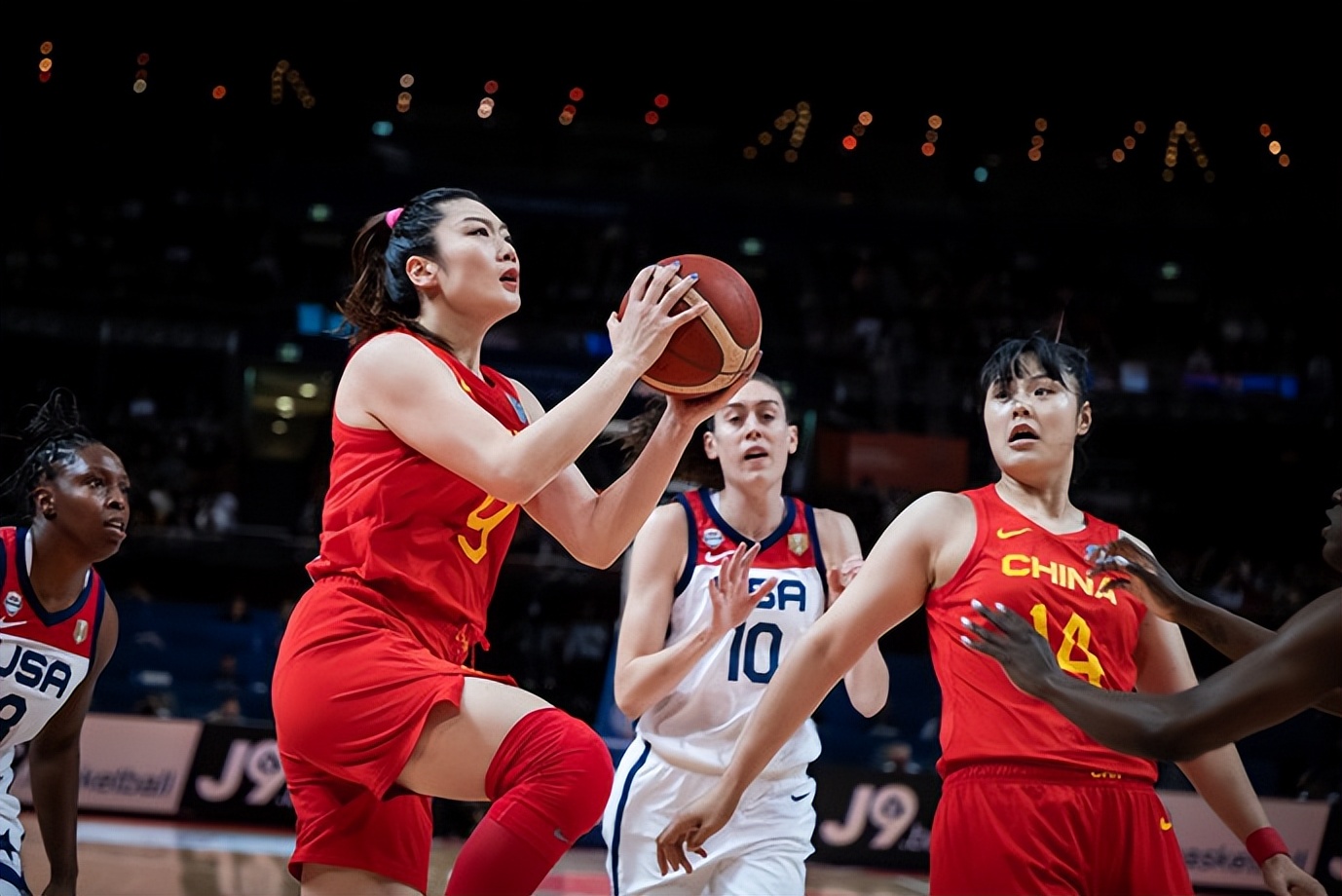 美国篮球vs中国篮球(中国女篮14分负美国，6慢镜3细节解析，三个“微小的落差”)