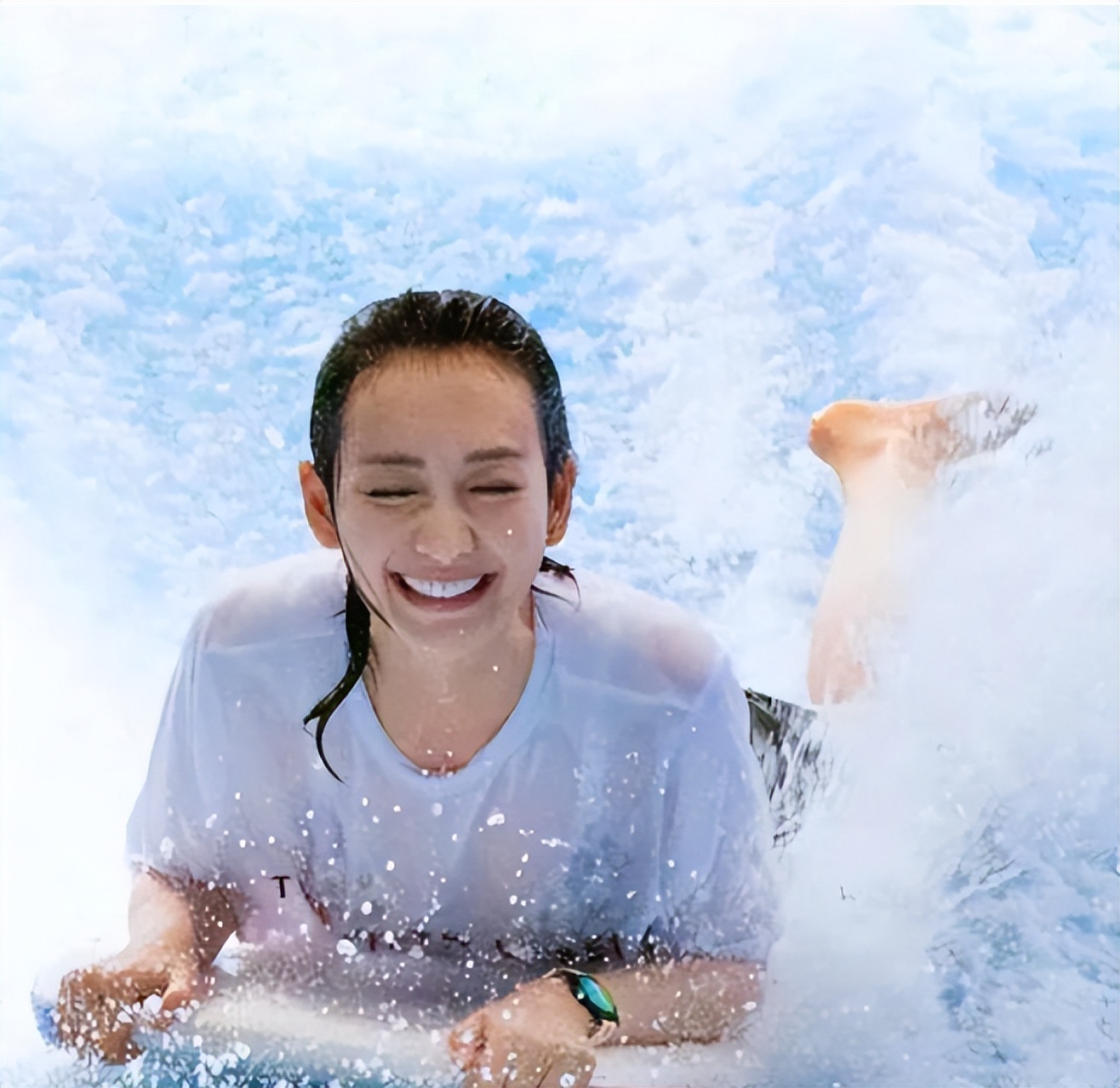 40岁王鸥至今无人敢娶?看到她"水上冲浪"时,网友:太狂野了!