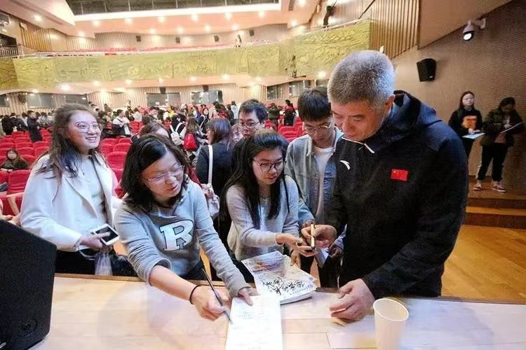 于嘉为什么没有nba了（双杨纷纷出走，于嘉独守撑局！央视NBA的没落，不仅仅是薪资不佳）-趣拿体育