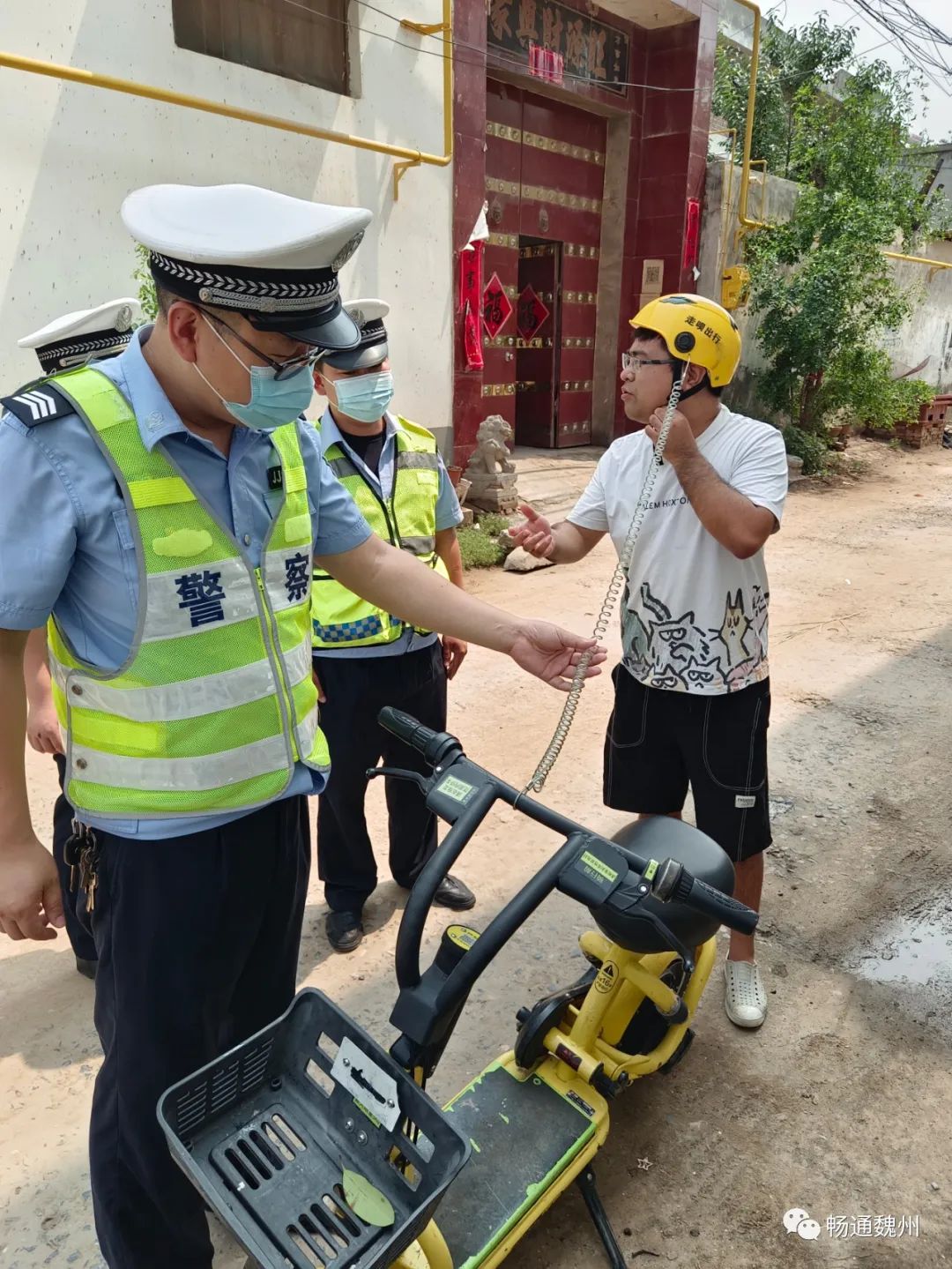 邯鄲交巡警魏縣大隊(duì)走進(jìn)走唄電單車魏縣分公司督導(dǎo)檢查安全頭盔配備工作