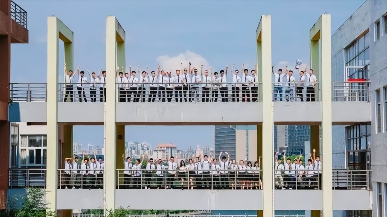 学士服里面穿什么衣服好看（学士服里面穿什么衣服好看图片）-第4张图片-科灵网