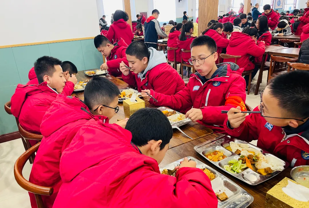 10000+饺子滚滚而来——闻励师生包饺子，话饺子，团团围坐吃饺子