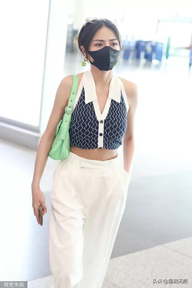 谢可寅头发盘起现身机场 穿高腰上衣搭休闲裤靓丽有范
