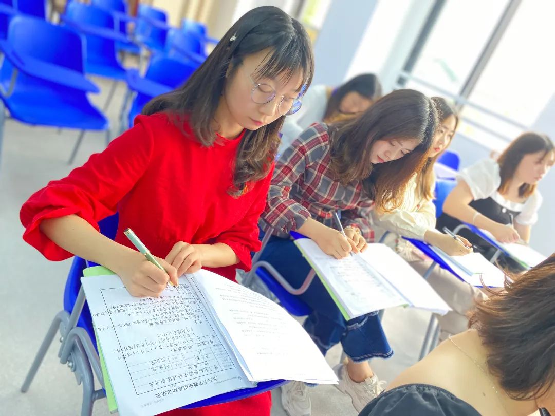 天府新区永兴小学张胜兵校长为永小语文教师上阅读题讲评示范课