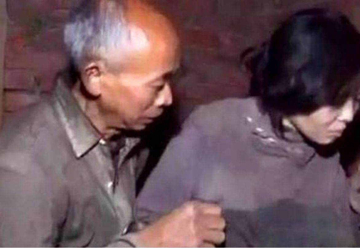 1995年，四川女大学生被120元卖给55岁老汉，2人跟牲口住了17年