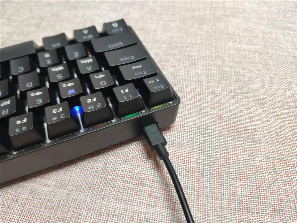 69键、支持DIY、带小数字键、走到哪带到哪的三模机械键盘