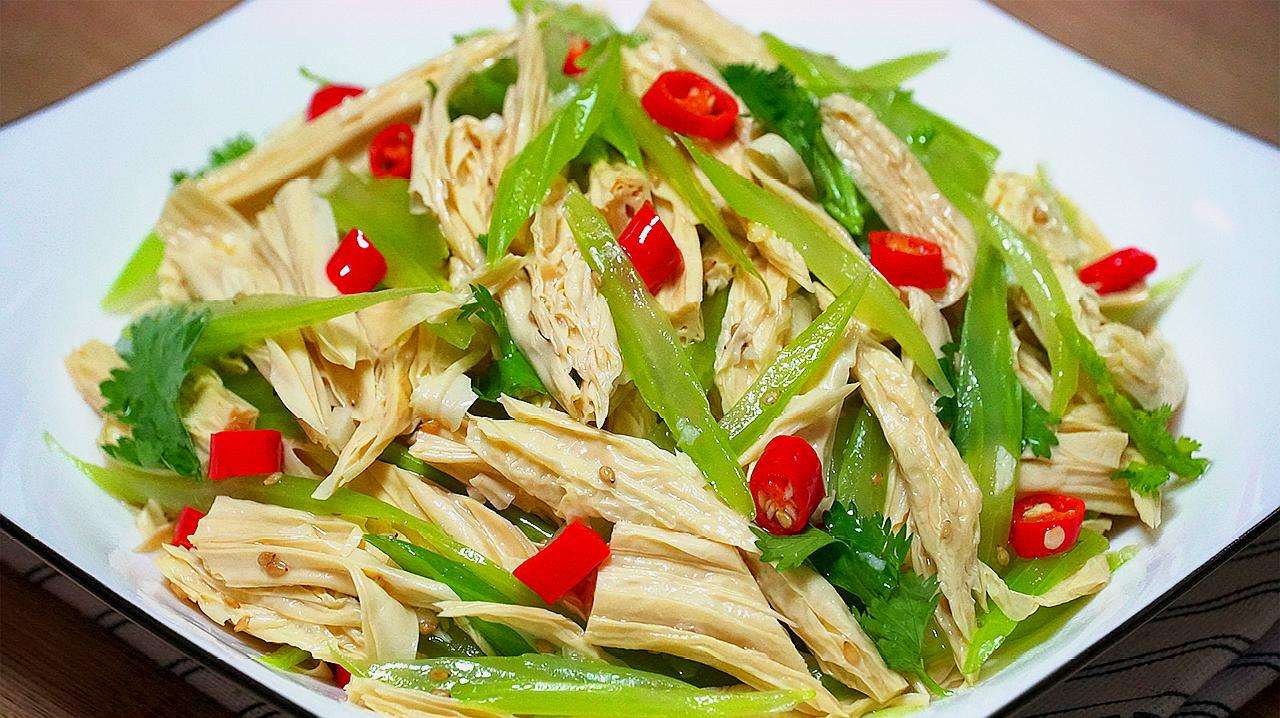 然后把腐竹切成段,水里放点盐,锅里放芹菜和腐竹,烫40几秒钟就倒出来