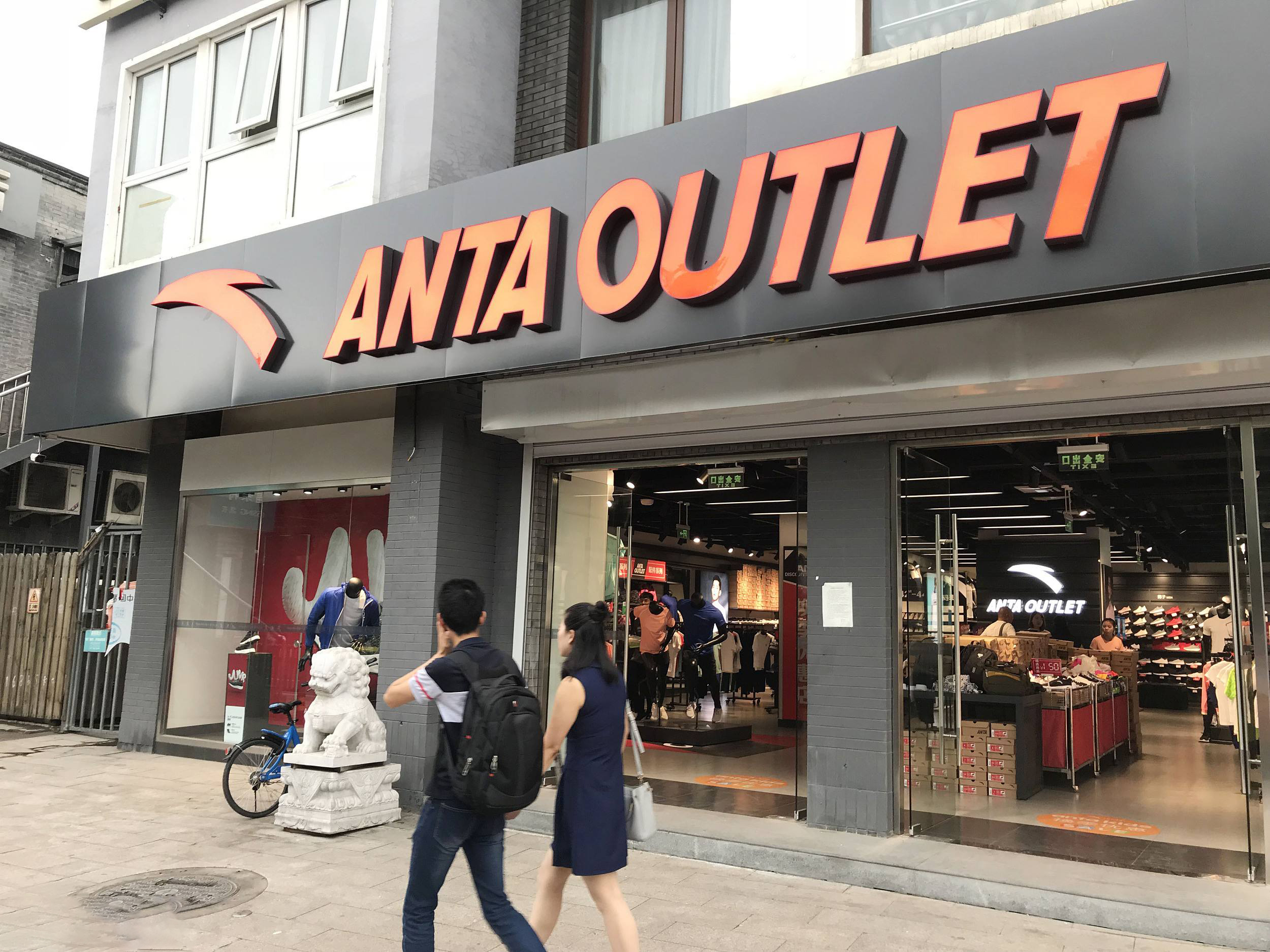 李宁和cba哪个好些（谁是中国运动品牌一哥，安踏如何超越李宁？成为国货之光）