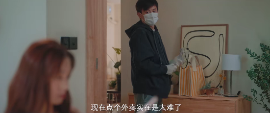 30岁老人狂奔的国产喜剧！满是狗的血，超“大尺度”的夜店群剧