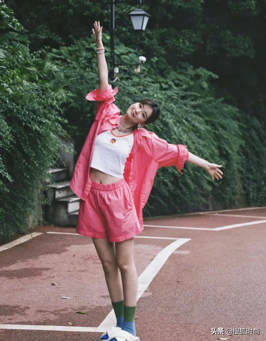 杨幂周也、鞠婧祎宋祖儿、唐艺昕关晓彤，同款裙装演绎不同味道