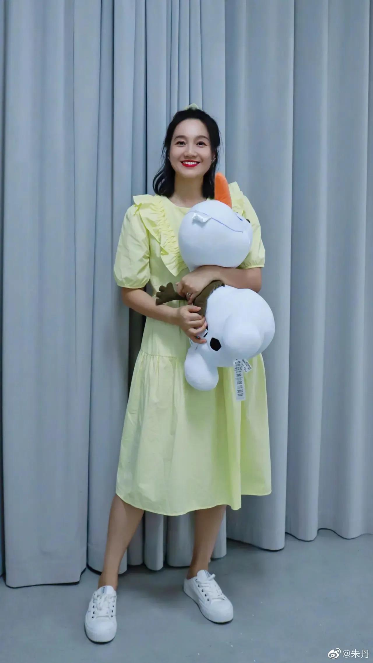 朱丹清纯可爱如少女