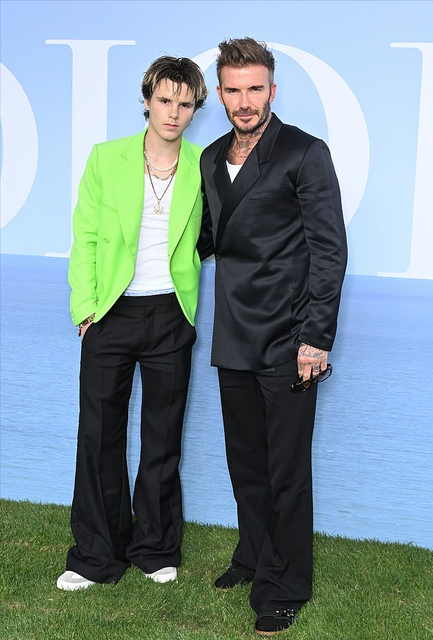 小贝带17岁小儿子闪耀迪奥大秀！克鲁兹穿绿西装好帅，真不输老爸