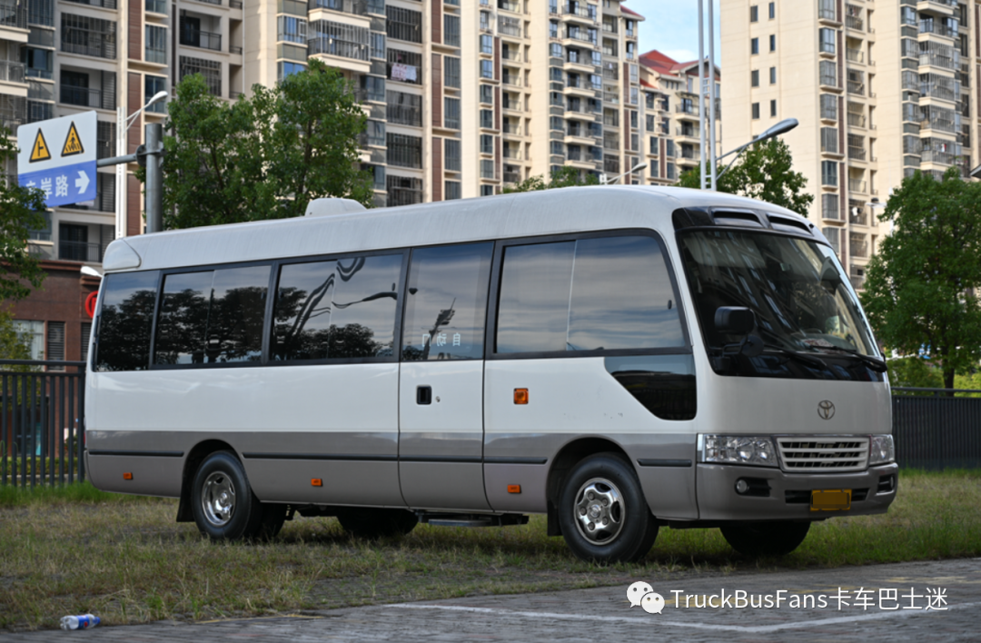 丰田中巴车图片(优雅与经典并存的丰田考斯特)