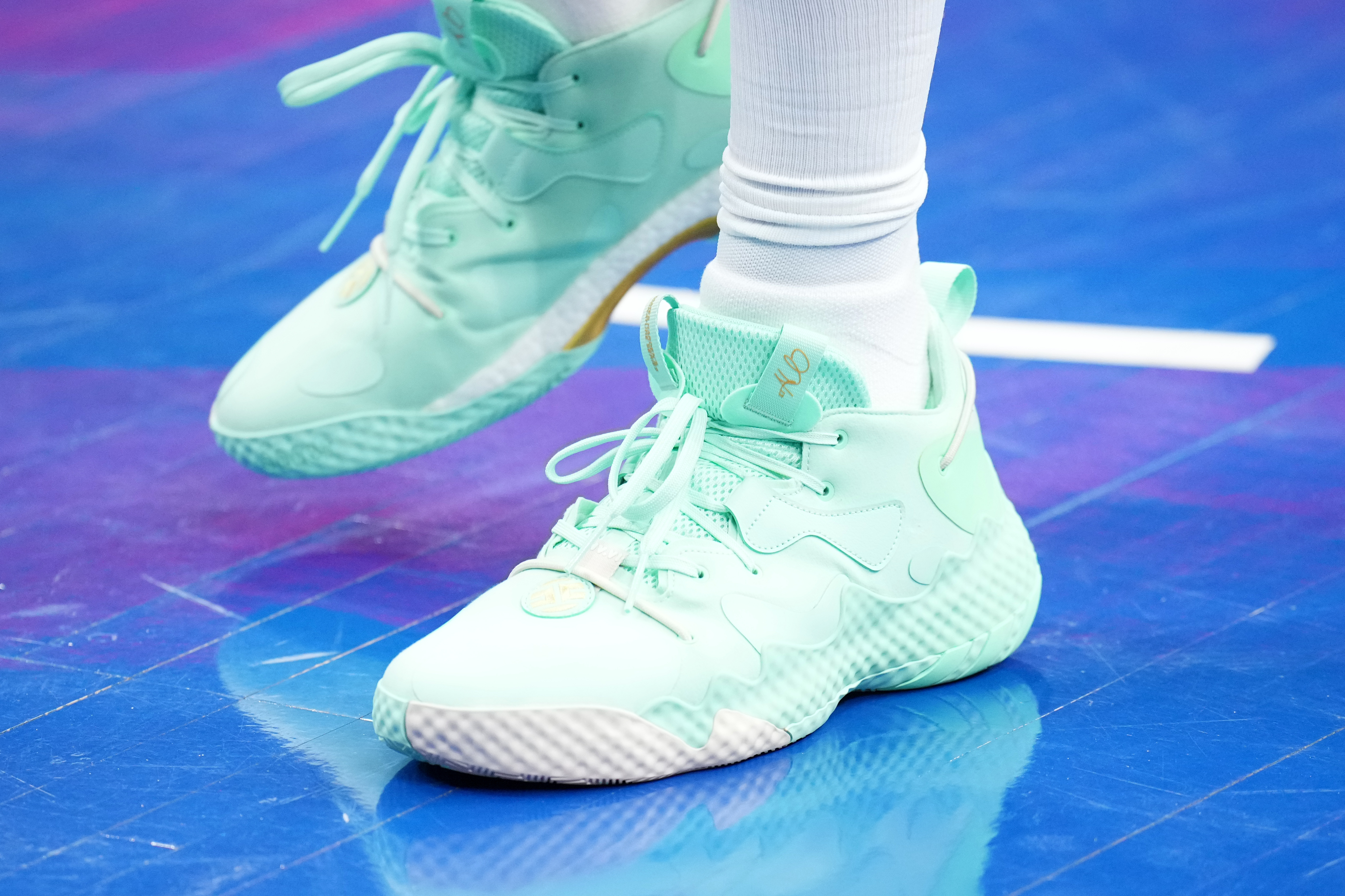 耐克雷电喷篮球鞋(3月3日NBA球鞋上脚，哈登携新配色迎主场首秀，科比4成复出标配？)