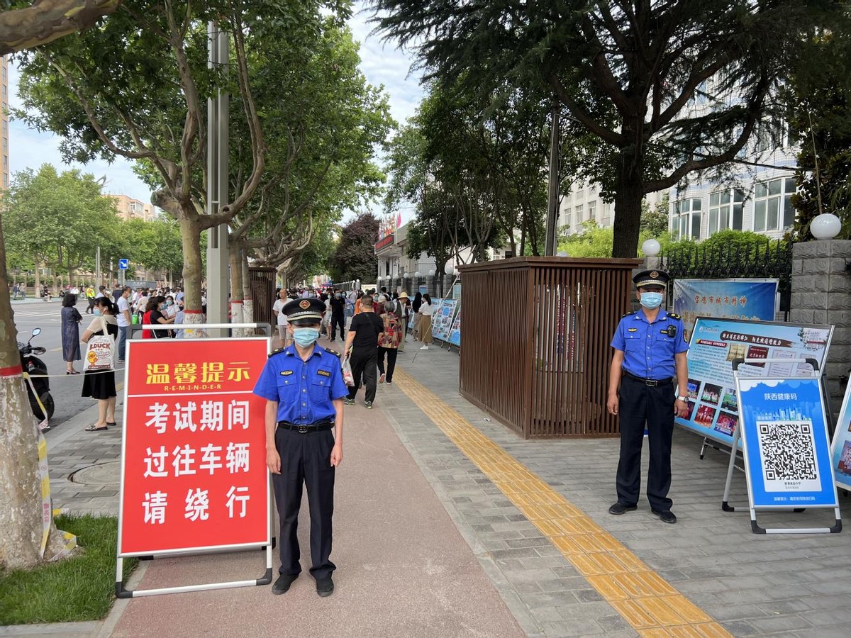 柔性执法“奔跑吧”少年 渭滨城管开展高考期间专项整治行动