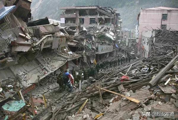 汶川地震恐怖真实图片(纪念汶川大地震14周年，那些让我们看一眼就流泪的图片)
