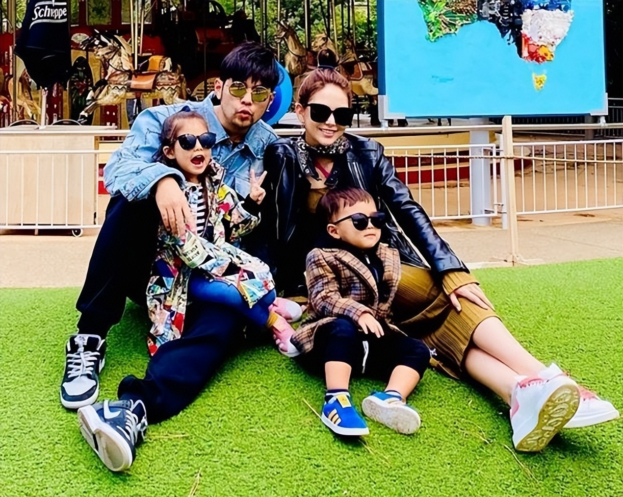 昆凌官宣三胎是女儿，与周杰伦开心戳气球，一双儿女站跟前很乖巧