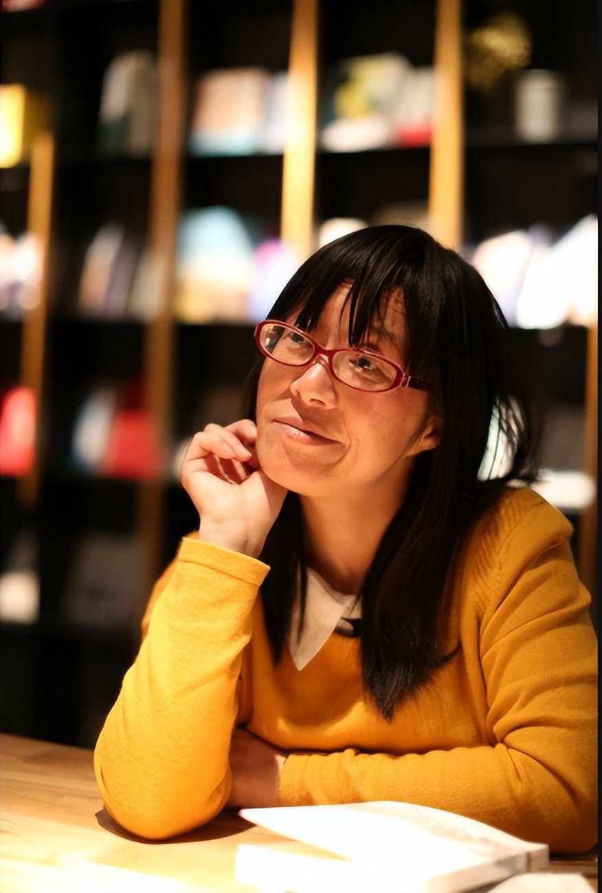 诗人余秀华：好不容易脱离苦海，转身又跳进火坑，图啥呢