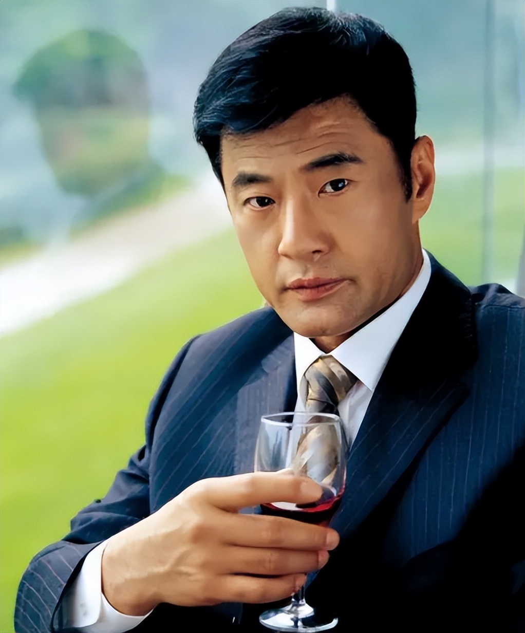 演员于荣光:钱他挣,饭他做,为何到了63岁,妻子坚持要和他离婚