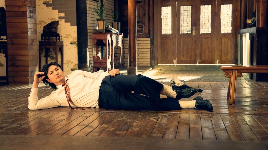 年度最强骗子！他假扮有钱人，在上海顶奢圈混吃混喝两年半